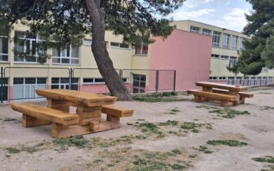 Nove klupe i stolovi na našem igralištu