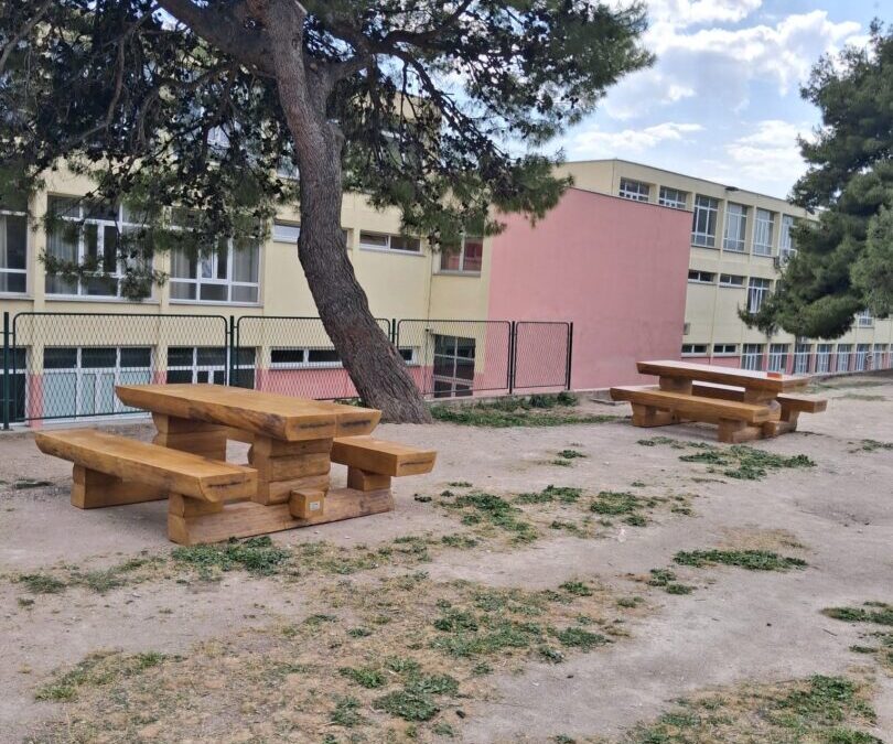Nove klupe i stolovi na našem igralištu